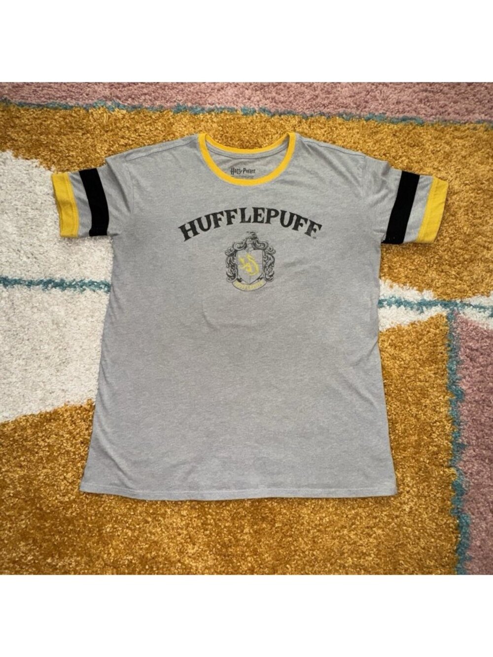 Harry Potter Hufflepuff Crest Gray Yellow Black Short Sleeve T-shirt Size S